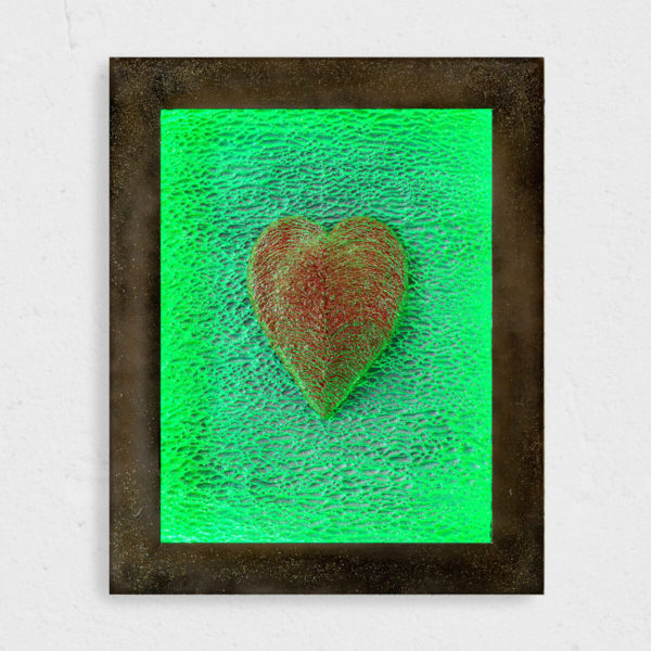 rote Herz grün beleuchtet in schwarze rahmen hoh format