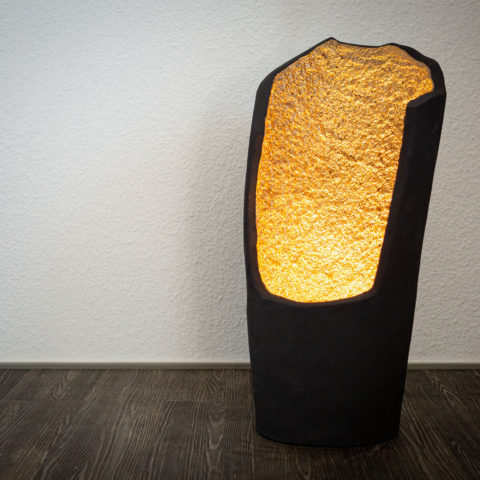 Grottenlicht schwarz gold beleuchtet