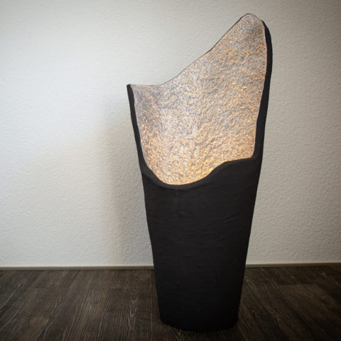 Grottenlicht schwarz gold beleuchtet