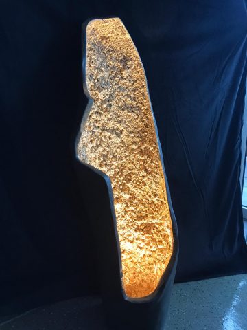 Grottenlicht schwarz gold beleuchtet