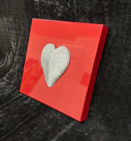 Herz auf Aluminium Träger in dunkle hintergrund