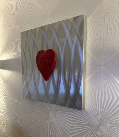 rote Steinherz auf grau-silver Aluminium Träger